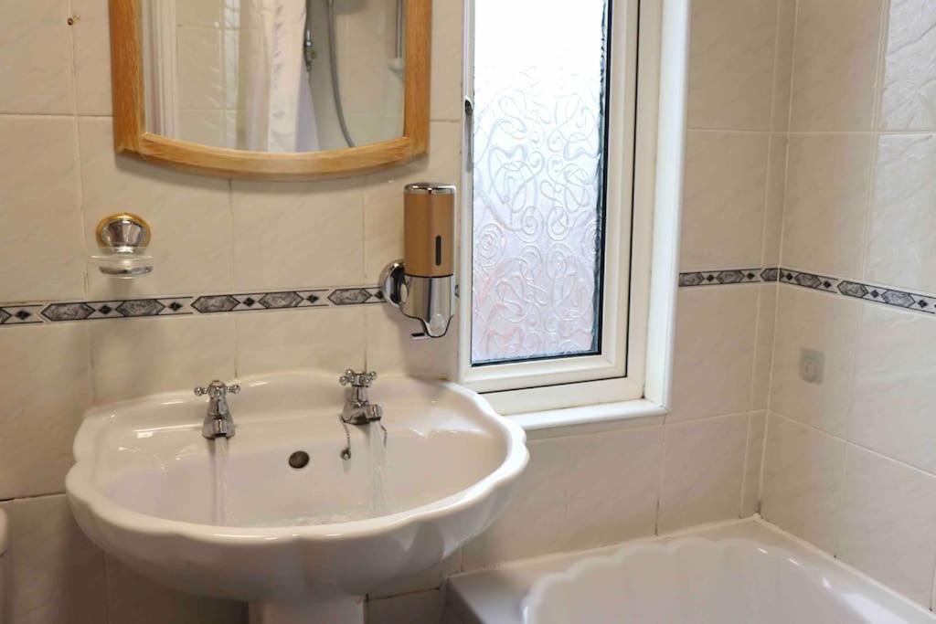Unique 3 Bedroom House Free Wifi & Parking