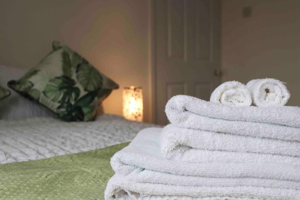 Unique 3 Bedroom House Free Wifi & Parking Apartment