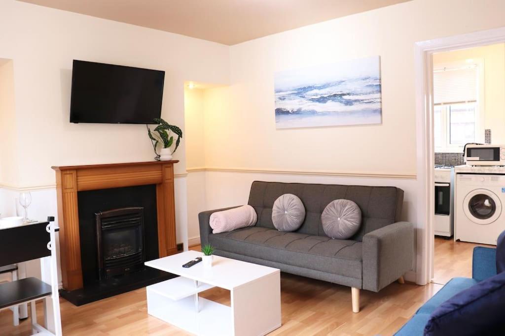 Unique 3 Bedroom House Free Wifi & Parking Apartment *