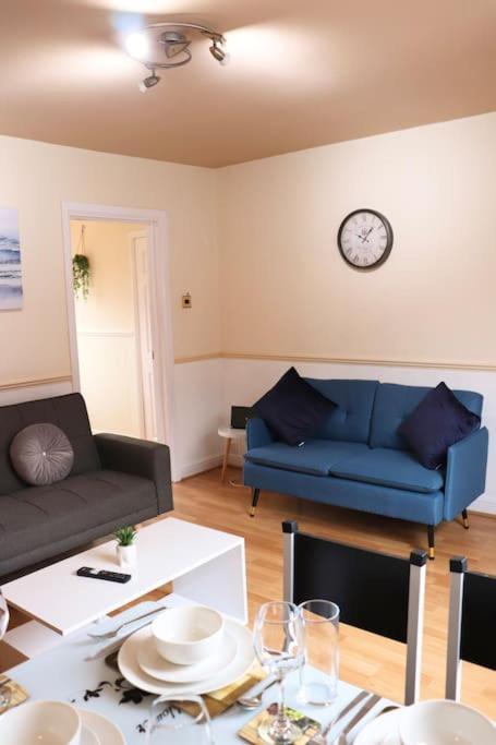 Unique 3 Bedroom House Free Wifi & Parking * Leeds (West Yorkshire)