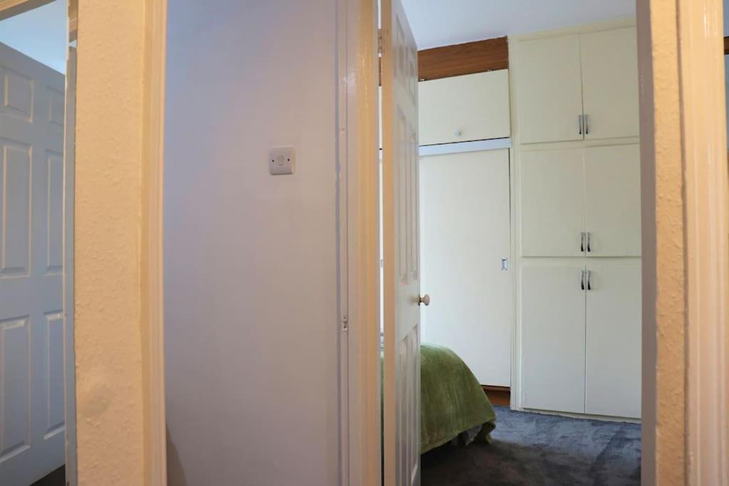 Apartment Unique 3 Bedroom House Free Wifi & Parking *