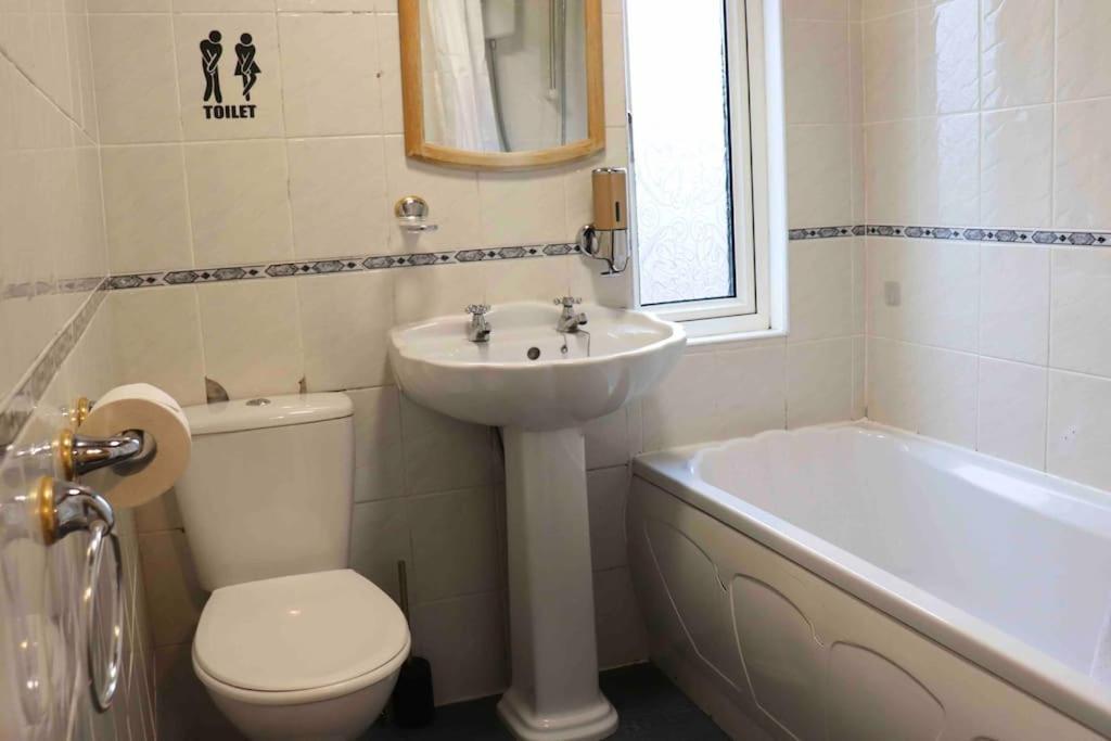 Unique 3 Bedroom House Free Wifi & Parking Apartment Leeds (West Yorkshire)