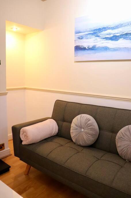 Unique 3 Bedroom House Free Wifi & Parking Apartment *