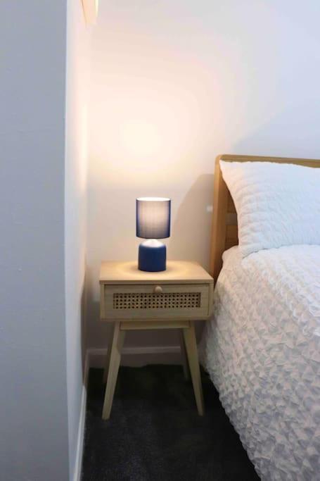 Unique 3 Bedroom House Free Wifi & Parking Apartment *