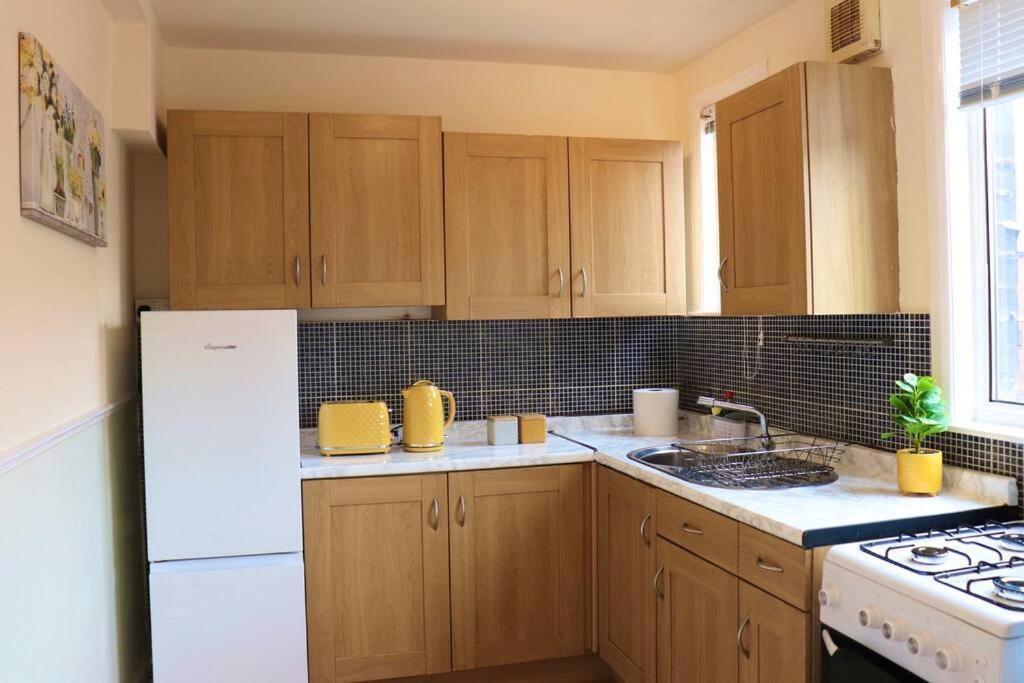 Unique 3 Bedroom House Free Wifi & Parking Leeds (West Yorkshire)