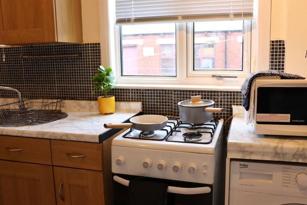 Unique 3 Bedroom House Free Wifi & Parking * Leeds (West Yorkshire)