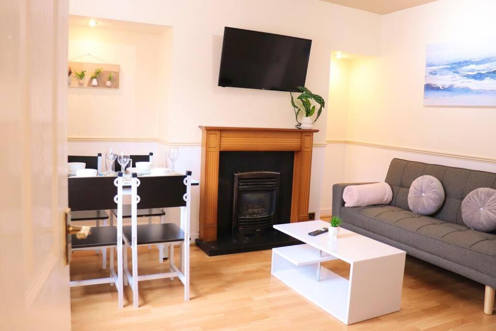 Apartment Unique 3 Bedroom House Free Wifi & Parking