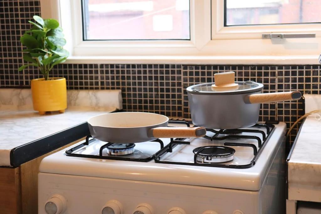 Unique 3 Bedroom House Free Wifi & Parking