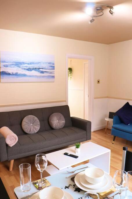 Unique 3 Bedroom House Free Wifi & Parking Apartment