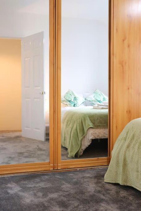 Apartment Unique 3 Bedroom House Free Wifi & Parking