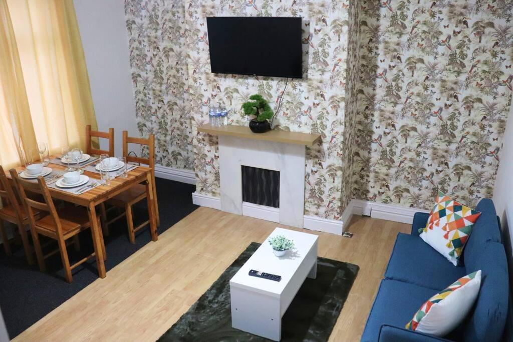 Peaceful 2 Bed House Free Wifi And Parking * Leeds (West Yorkshire)