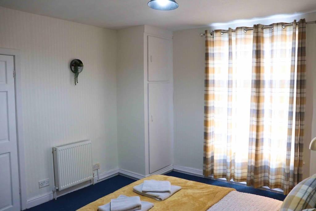 Peaceful 2 Bed House Free Wifi And Parking Apartment *