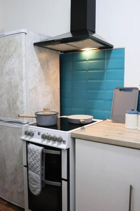 Peaceful 2 Bed House Free Wifi And Parking Leeds (West Yorkshire)