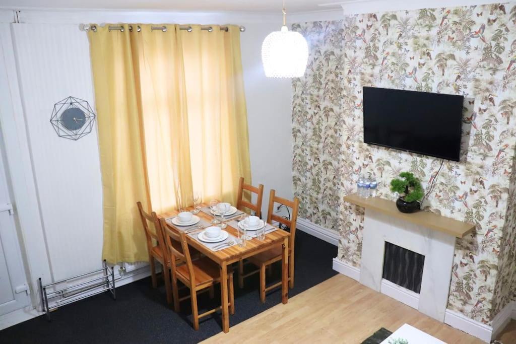 Peaceful 2 Bed House Free Wifi And Parking * Leeds (West Yorkshire)
