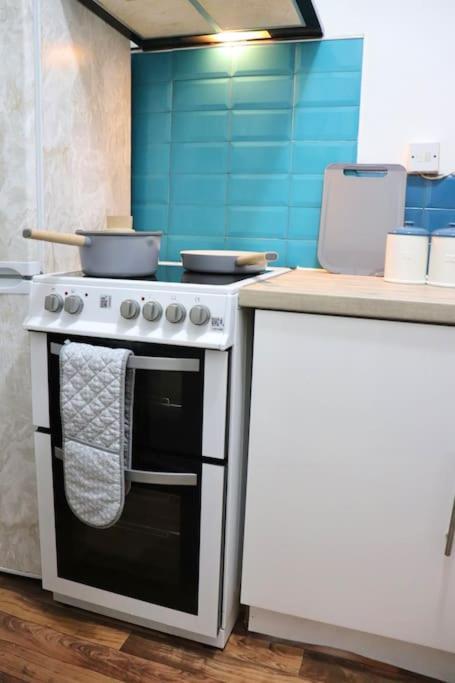 Peaceful 2 Bed House Free Wifi And Parking Leeds (West Yorkshire)