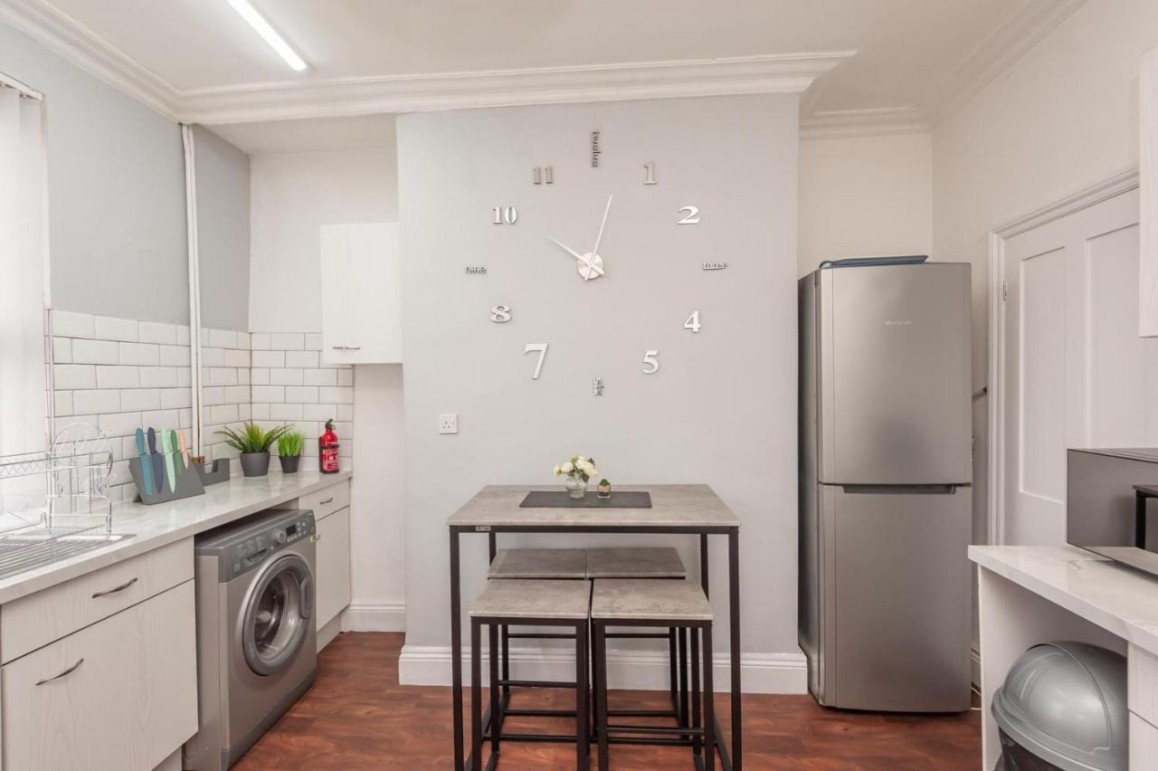 Leeds 4-bed House - Sleeps 9 Free Parking & Wifi Holiday home *