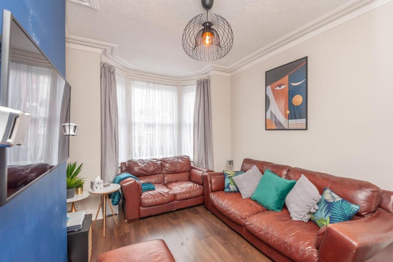 Leeds 4-bed House - Sleeps 9 Free Parking & Wifi Holiday home Leeds (West Yorkshire)