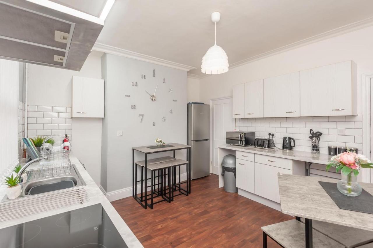 Leeds 4-bed House - Sleeps 9 Free Parking & Wifi Holiday home