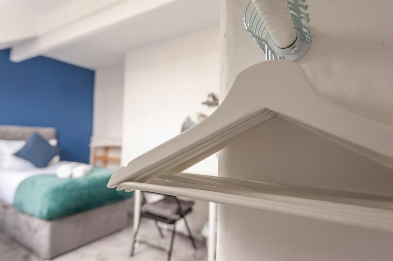 Leeds 4-bed House - Sleeps 9 Free Parking & Wifi Holiday home *