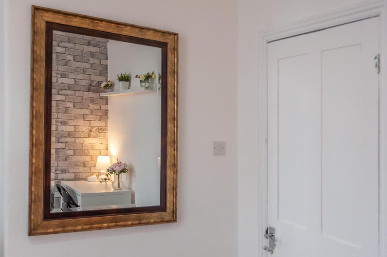 Leeds 4-bed House - Sleeps 9 Free Parking & Wifi Holiday home Leeds (West Yorkshire)