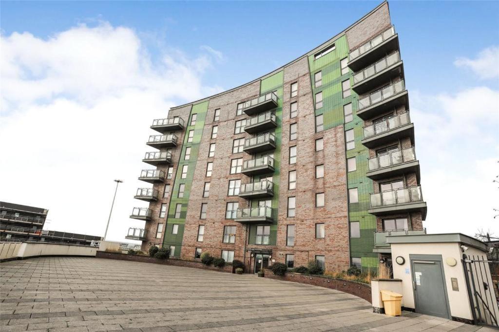 Chic Leeds Apartment, Free Parking, Balcony Leeds (West Yorkshire)