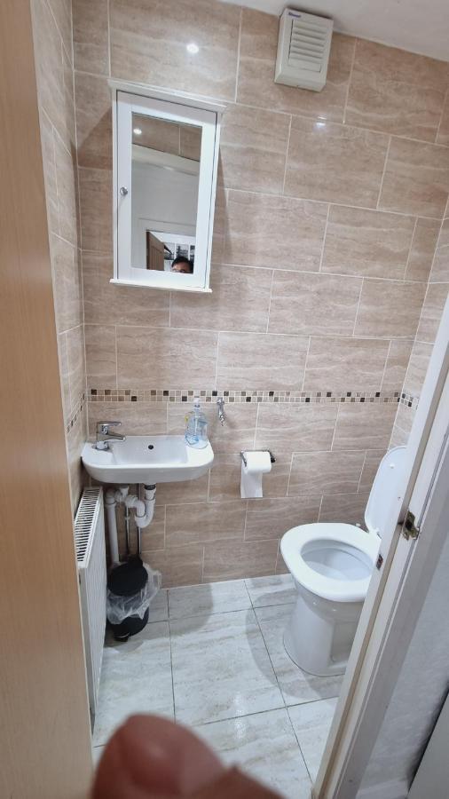 Holiday home Modern 3 Bedroom House, 3 Bathroom, Secure Parking, Wi-fi & Garden