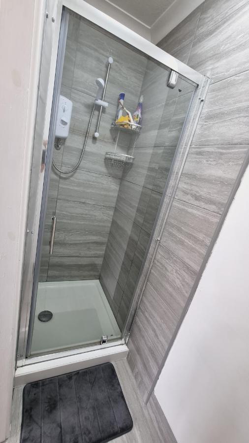 Modern 3 Bedroom House, 3 Bathroom, Secure Parking, Wi-fi & Garden Leeds (West Yorkshire)