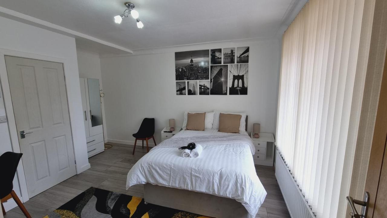Modern 3 Bedroom House, 3 Bathroom, Secure Parking, Wi-fi & Garden Holiday home Leeds (West Yorkshire)