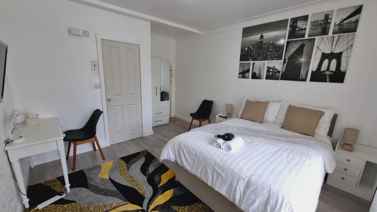 Holiday home Modern 3 Bedroom House, 3 Bathroom, Secure Parking, Wi-fi & Garden *