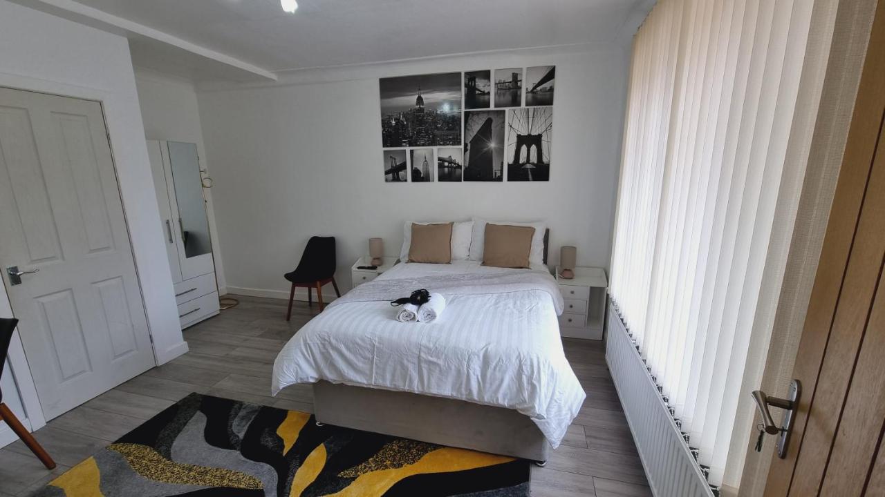 Holiday home Modern 3 Bedroom House, 3 Bathroom, Secure Parking, Wi-fi & Garden *