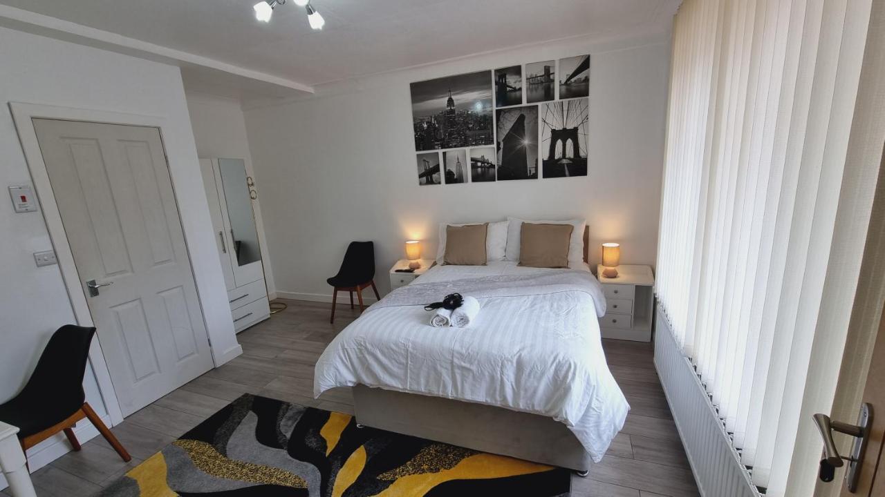 Modern 3 Bedroom House, 3 Bathroom, Secure Parking, Wi-fi & Garden * Leeds (West Yorkshire)