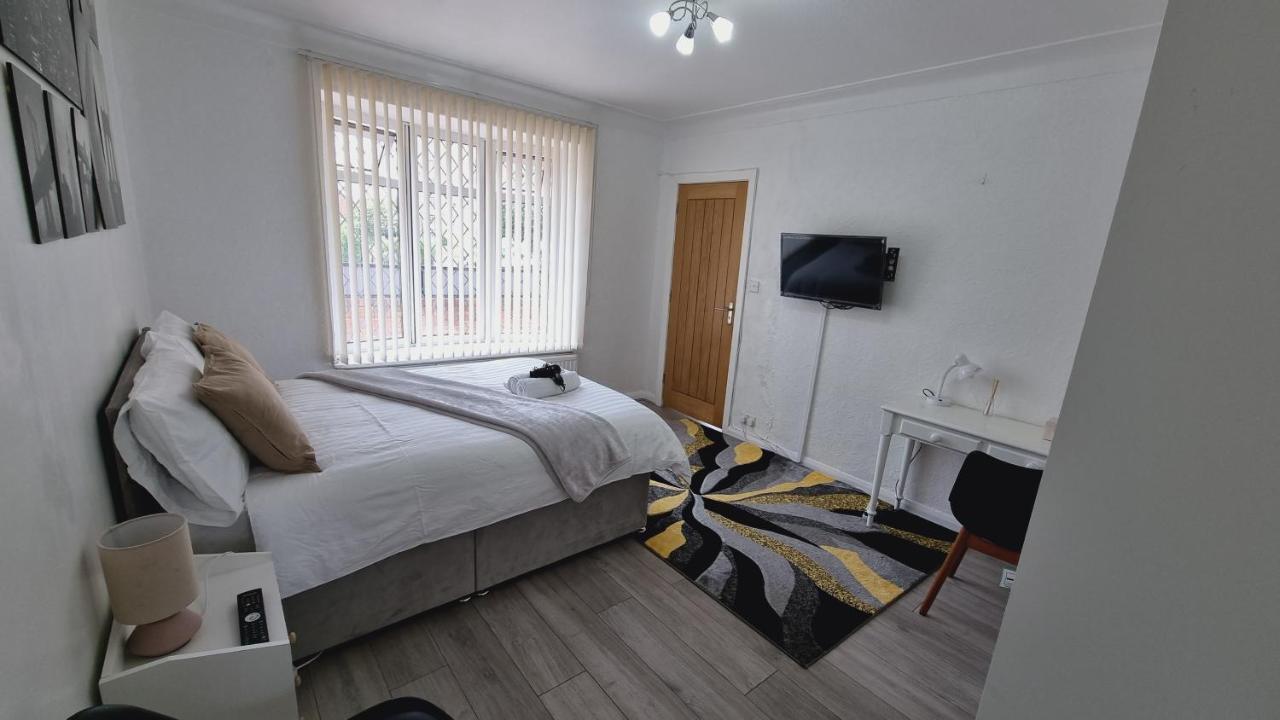 Holiday home Modern 3 Bedroom House, 3 Bathroom, Secure Parking, Wi-fi & Garden *