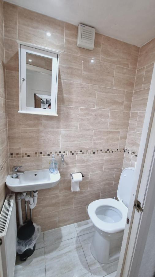 Modern 3 Bedroom House, 3 Bathroom, Secure Parking, Wi-fi & Garden Holiday home Leeds (West Yorkshire)