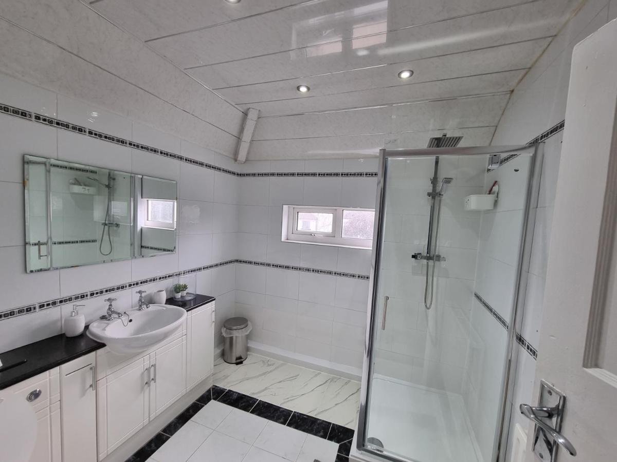 Modern 3 Bedroom House, 3 Bathroom, Secure Parking, Wi-fi & Garden *