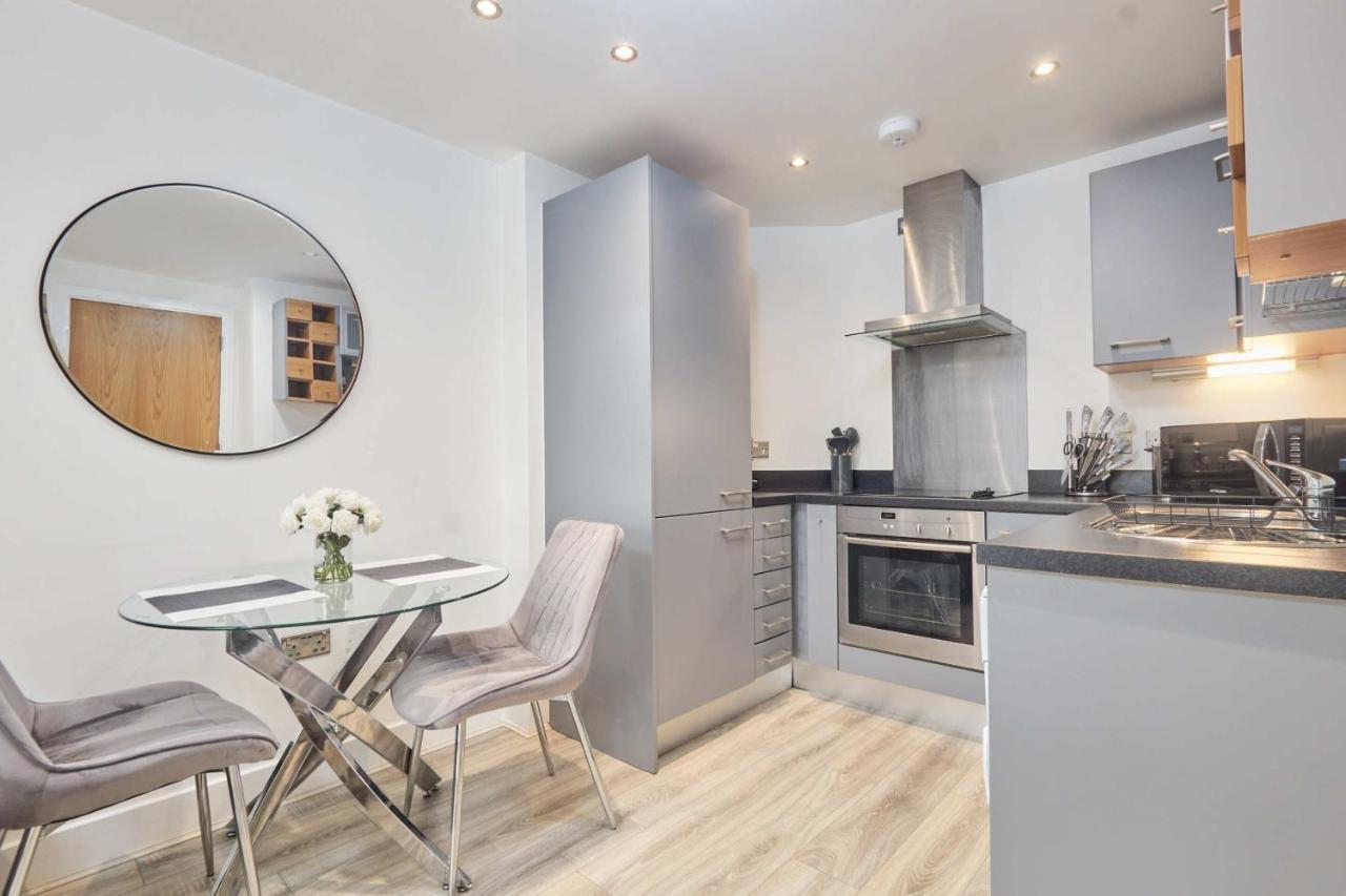 Deluxe Modern & Free Secure Parking! Apartment