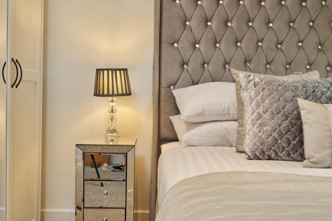 Deluxe Modern & Free Secure Parking! * Leeds (West Yorkshire)
