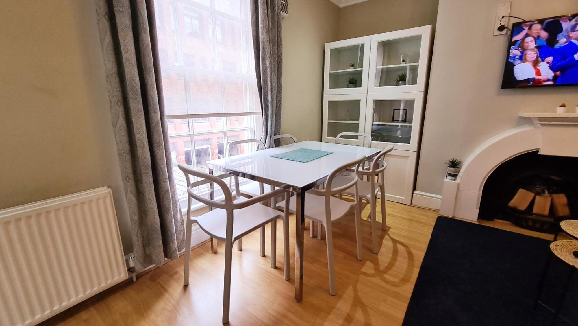 Stylish 2 Bedroom Apartment, Leeds Centre + Free Parking Apartment