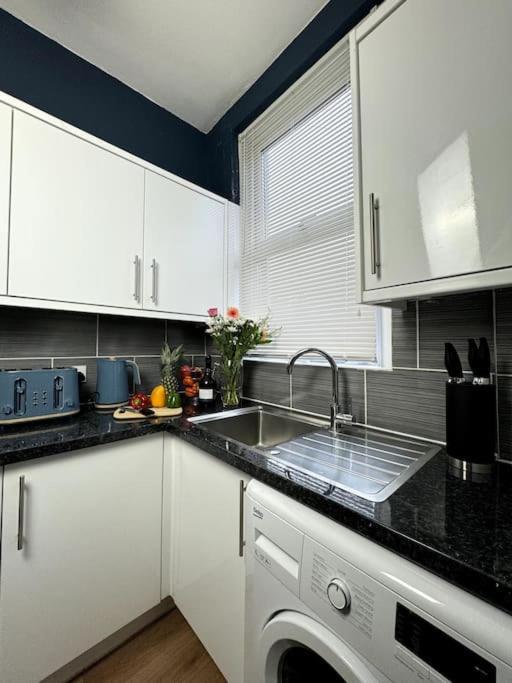Modern 5-bed Near Leeds Centre * Leeds (West Yorkshire)