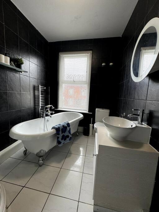 Modern 5-bed Near Leeds Centre *