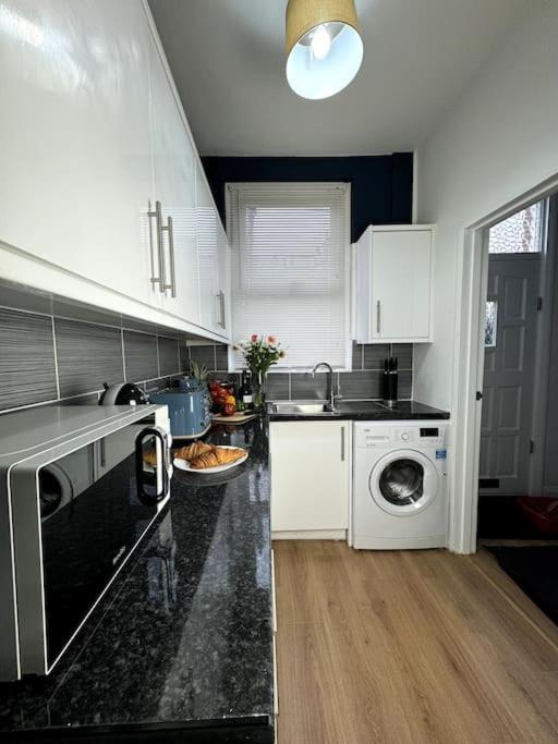 Modern 5-bed Near Leeds Centre