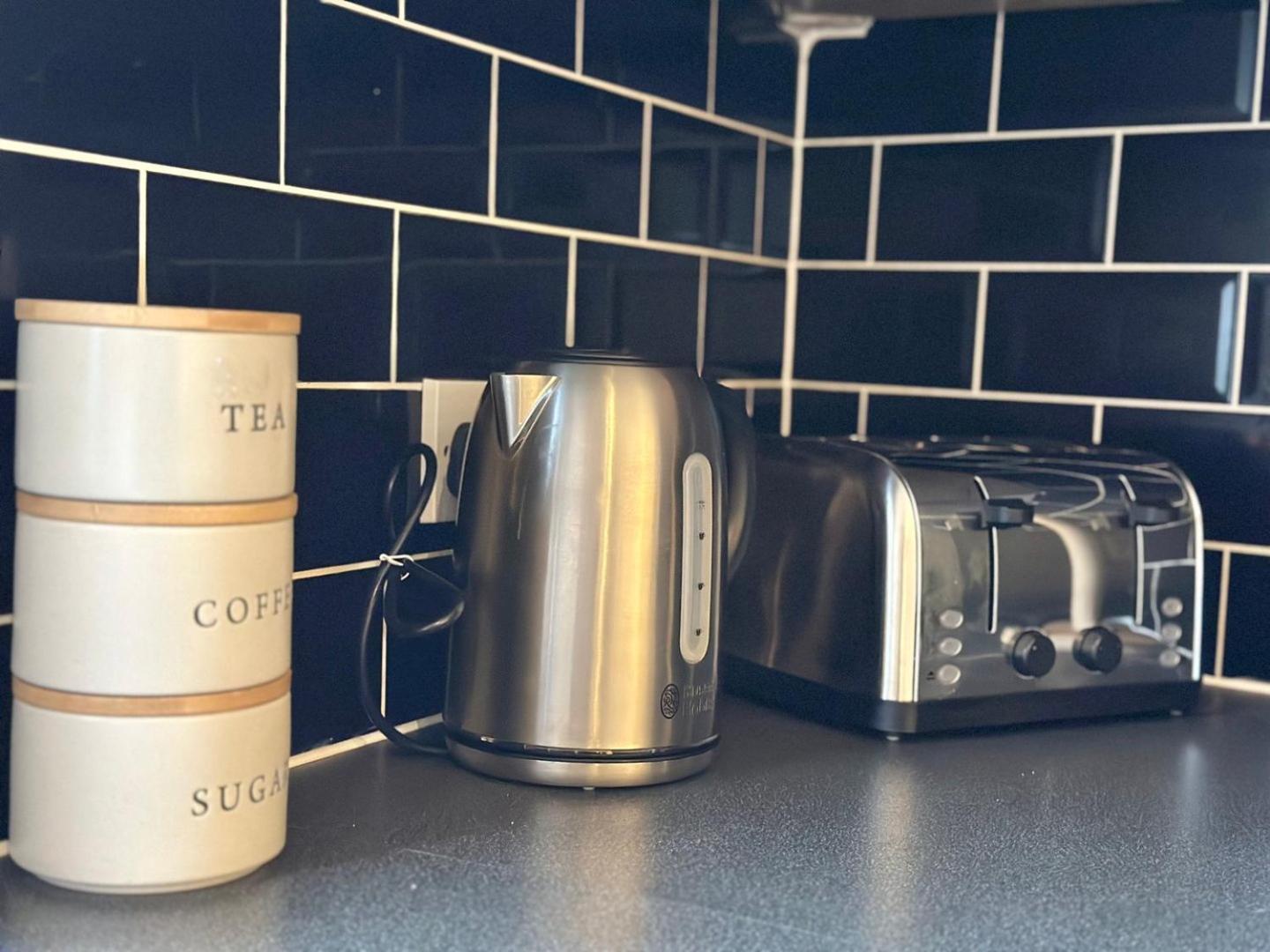Large 4 Bedroom Home, Close To Leeds City Centre *