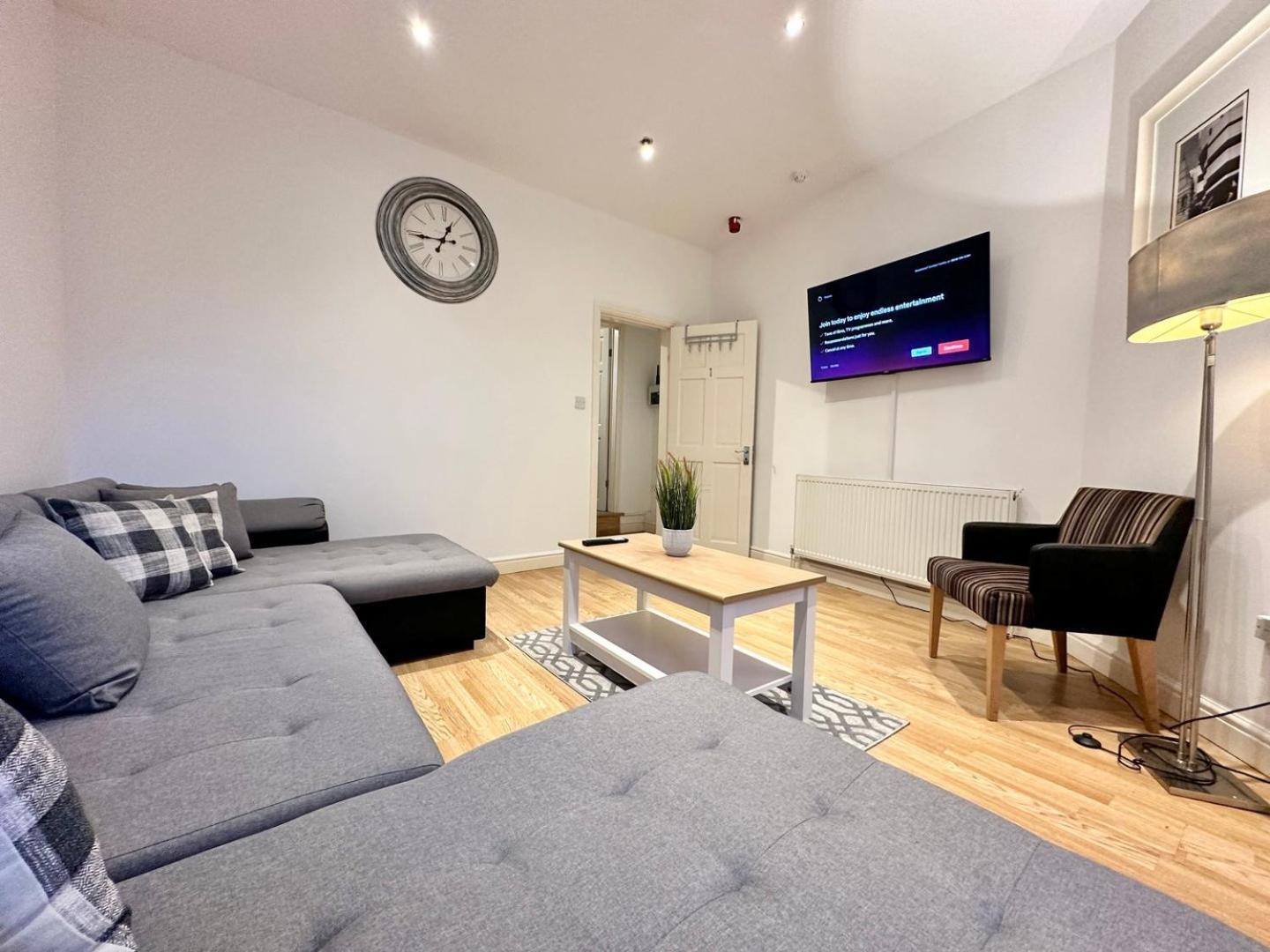 Large 4 Bedroom Home, Close To Leeds City Centre * Leeds (West Yorkshire)