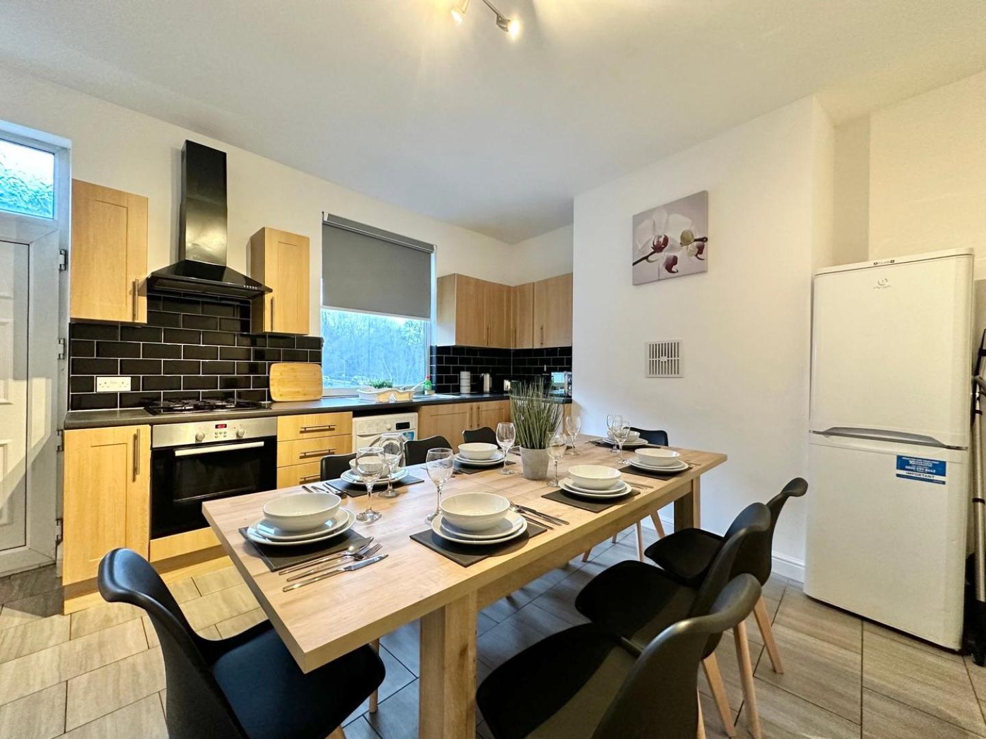 Guest house Large 4 Bedroom Home, Close To Leeds City Centre *