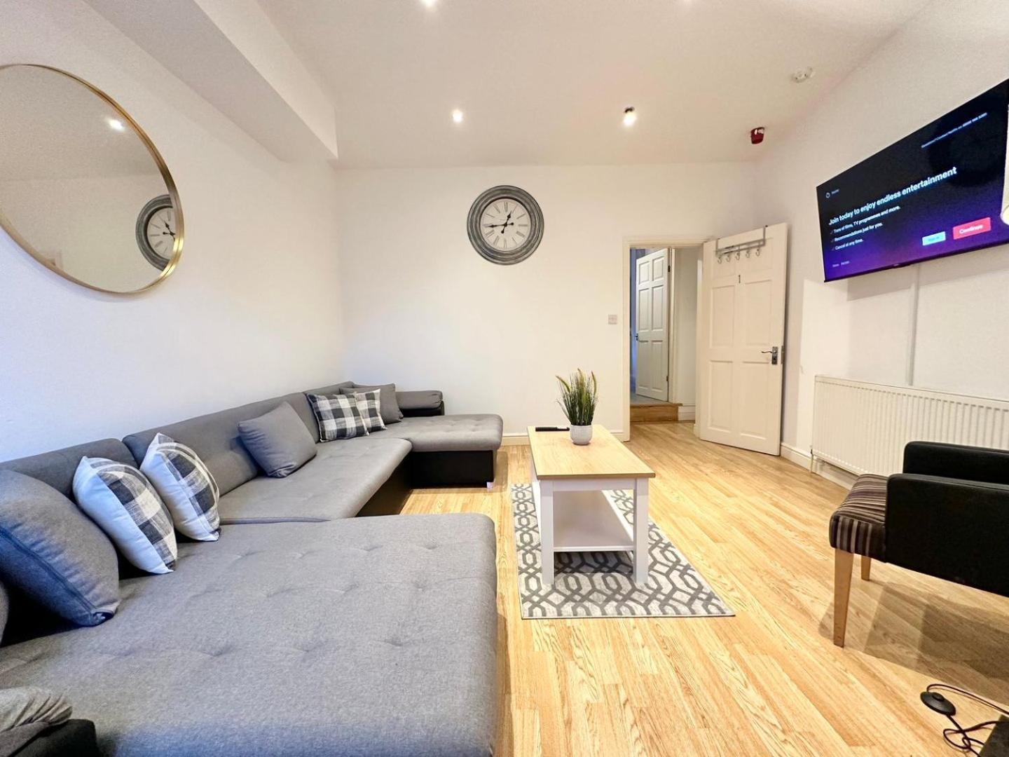Large 4 Bedroom Home, Close To Leeds City Centre *