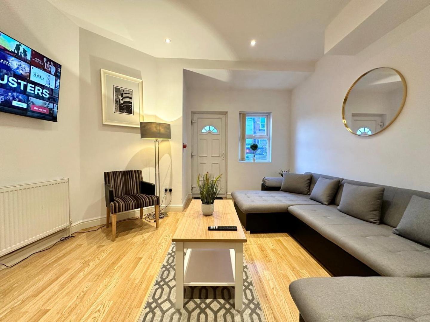 Large 4 Bedroom Home, Close To Leeds City Centre Guest house *