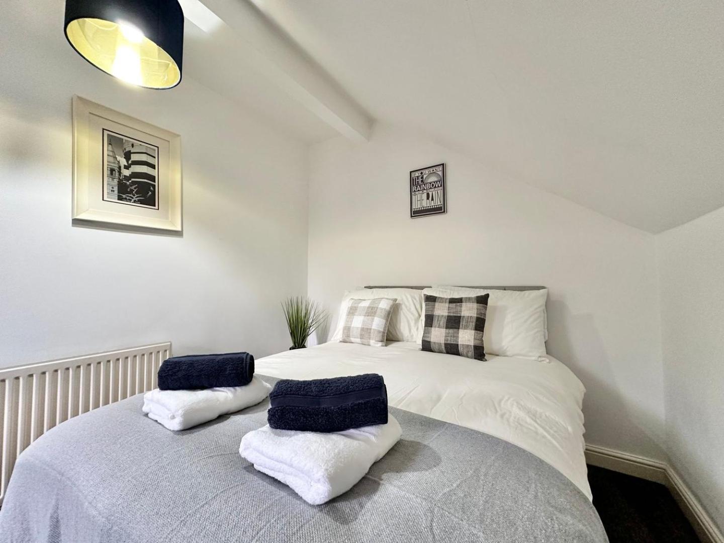 Large 4 Bedroom Home, Close To Leeds City Centre Guest house