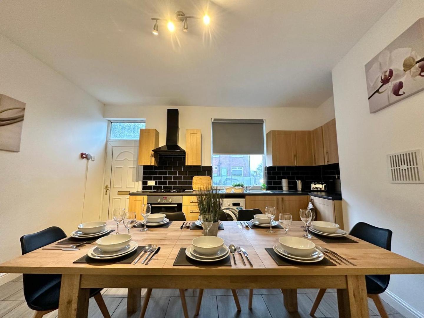 Large 4 Bedroom Home, Close To Leeds City Centre Guest house *
