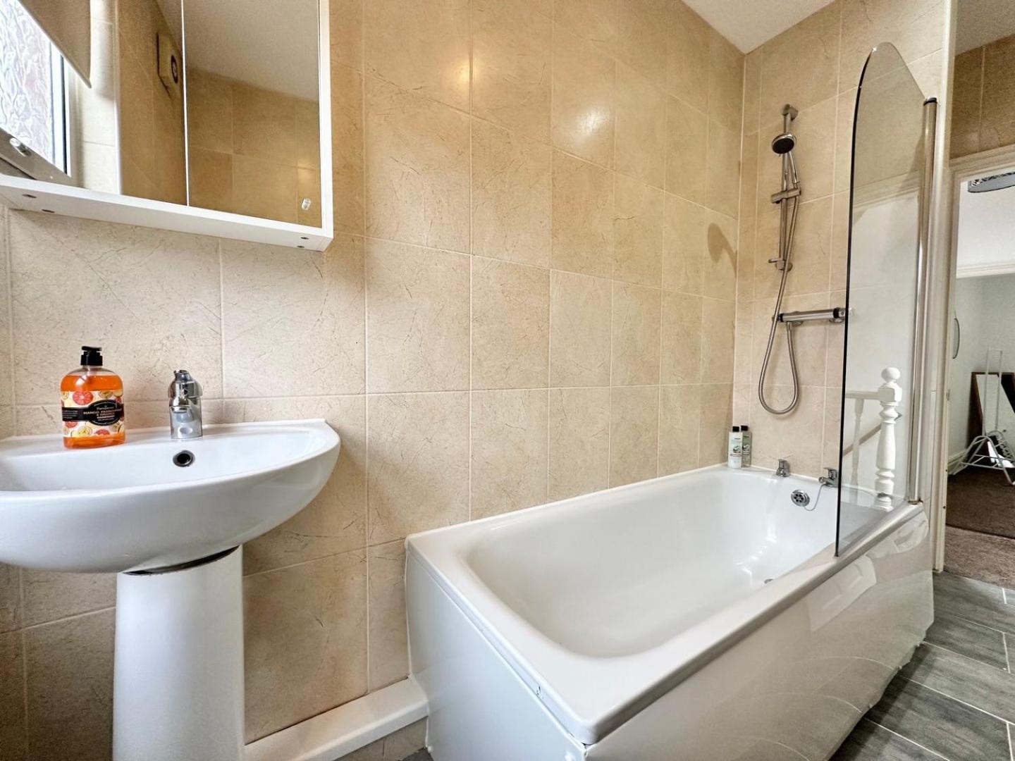 Guest house Large 4 Bedroom Home, Close To Leeds City Centre *