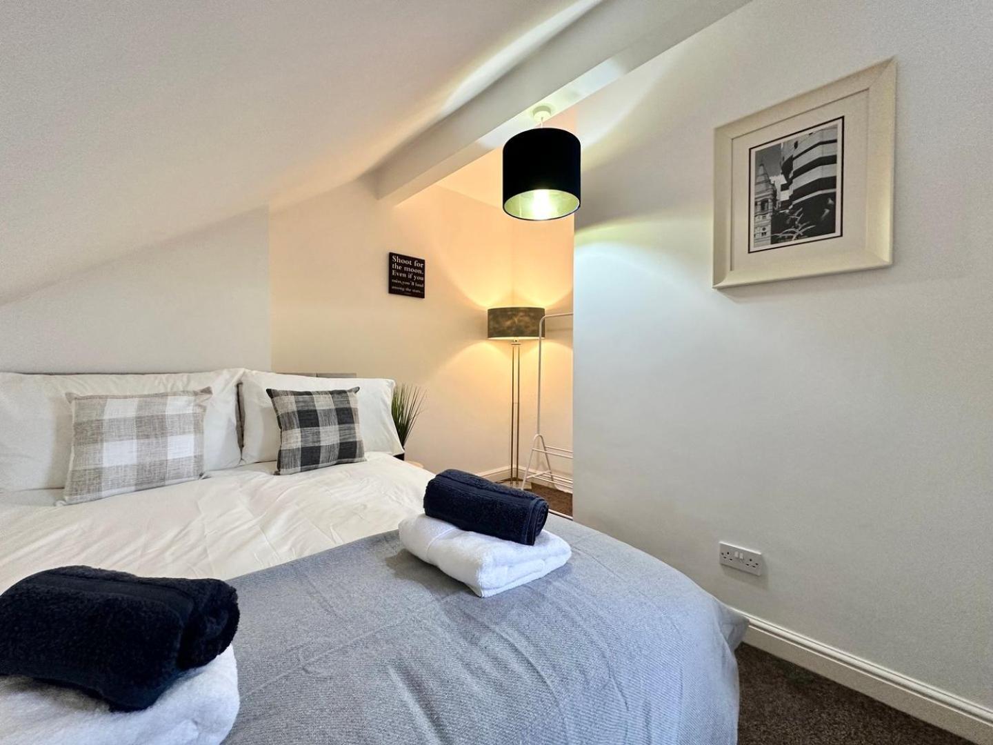 Large 4 Bedroom Home, Close To Leeds City Centre Guest house *