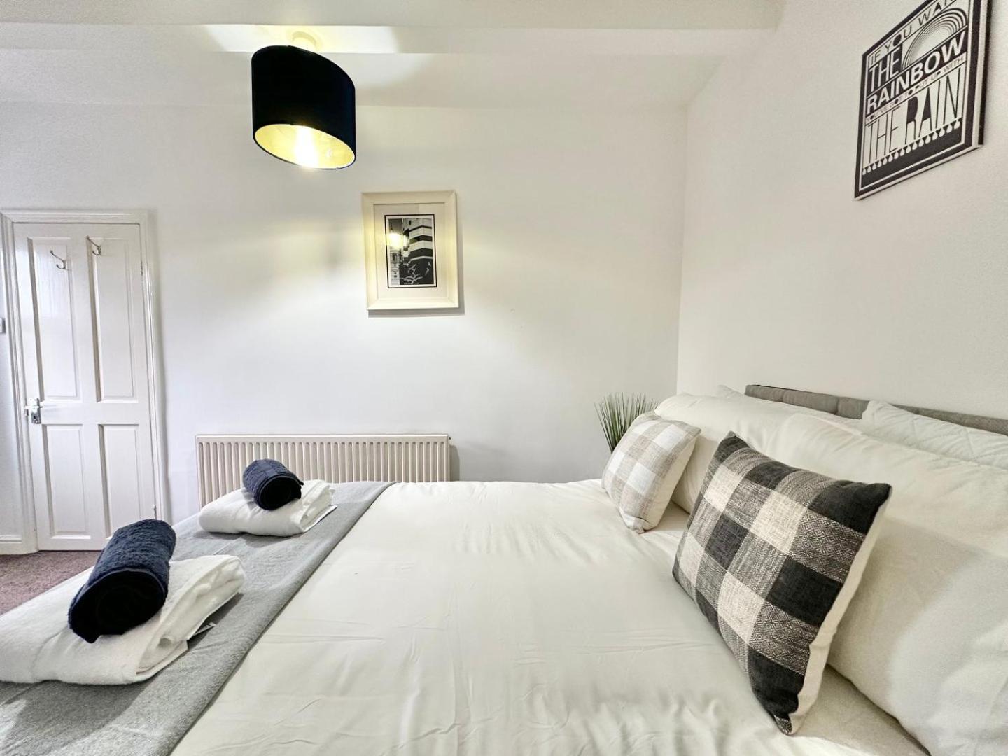 Large 4 Bedroom Home, Close To Leeds City Centre Guest house Leeds (West Yorkshire)